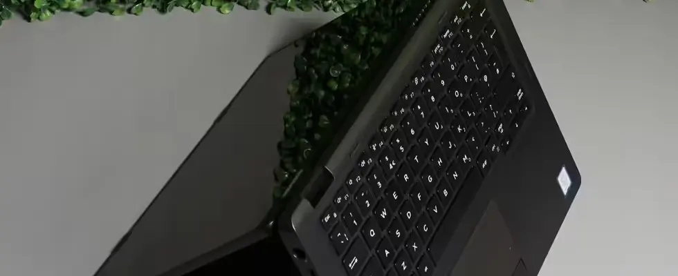 Rozłożony Dell Latitude 5300